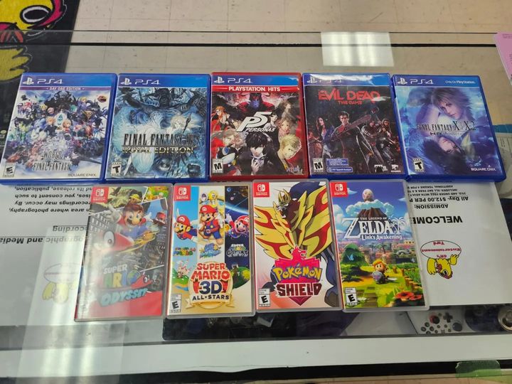 Guitar Hero for Xbox 360 and some Xbox 360 games being traded into 6R's entertainment yard.