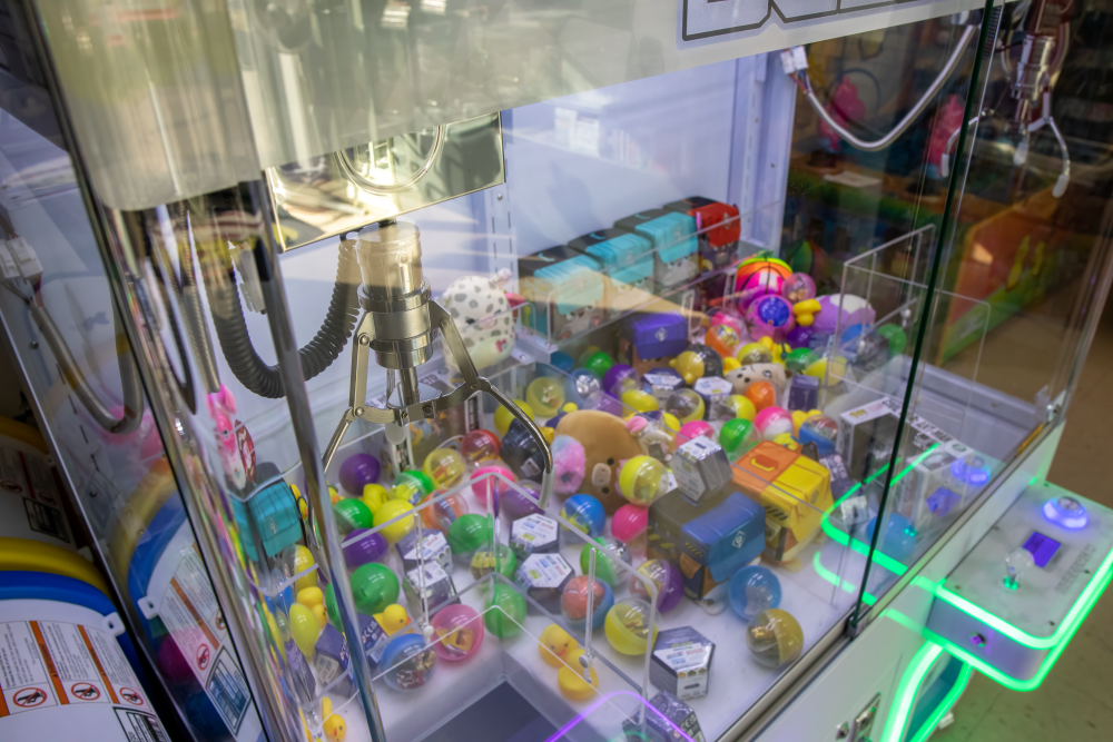 Picture of fancy new claw machine at 6R's entertainment yard