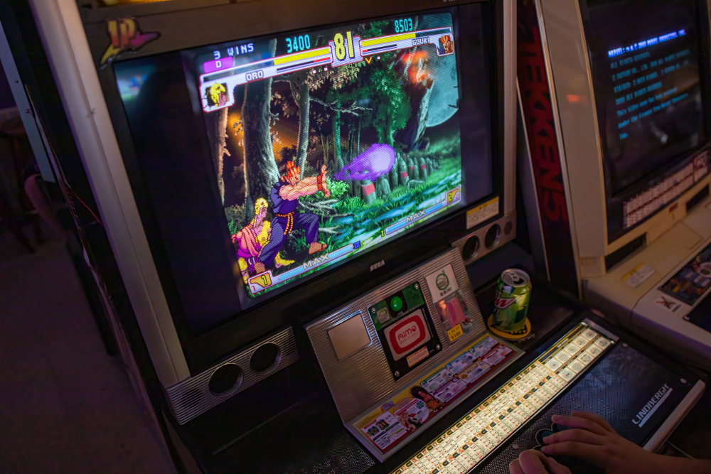 Picture of lindy arcade cabinet at 6R's entertainment yard. Running Marvel vs Capcom 2